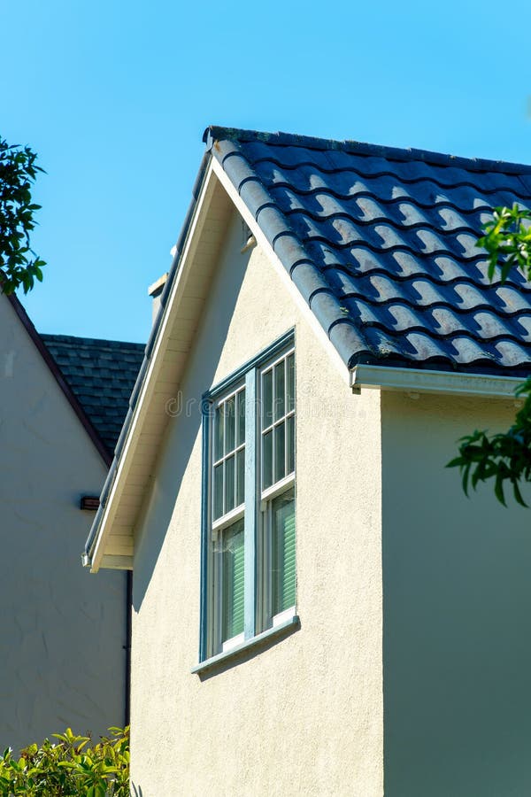 Janela Solitária Na Fachada Da Casa Bege Com Obturadores Verdes E Cor  Branca De Sotaque Com Telhas Escuras E Aberturas Foto de Stock - Imagem de  casa, material: 266656892