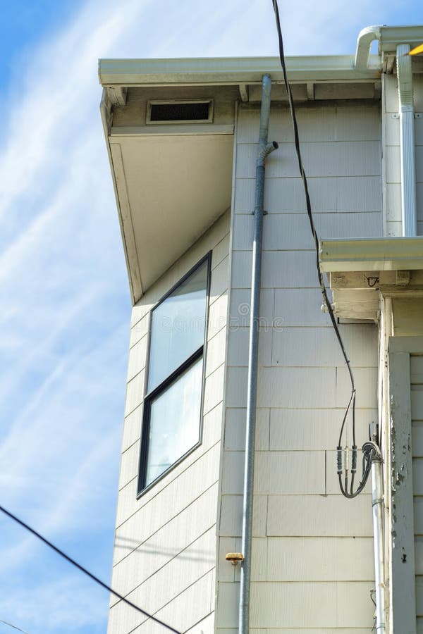 Janela Solitária Na Fachada Da Casa Bege Com Obturadores Verdes E Cor  Branca De Sotaque Com Telhas Escuras E Aberturas Foto de Stock - Imagem de  casa, material: 266656892