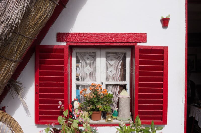 janela vermelha com plantas e decorações de uma casa tradicional na Ilha de Santana Madeira, Portugal imagens de stock royalty free janela vermelha com plantas e decorações de uma casa tradicional na Ilha de Santana Madeira, Portugal imagens de stock royalty free