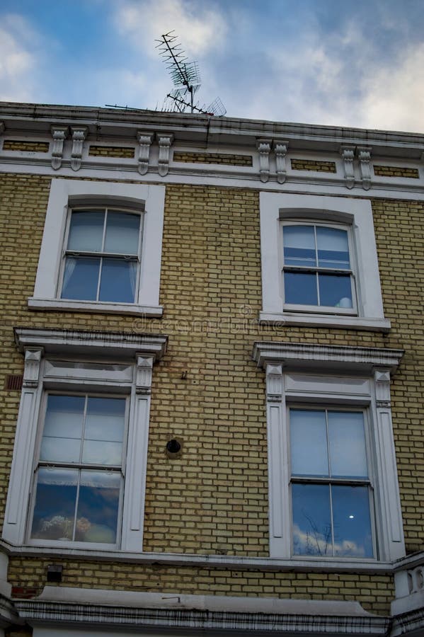 Casa Britânica Amarela Com Plantas Fora Das Janelas Imagem de Stock -  Imagem de londres, urbano: 204969287