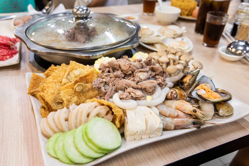 Jantar chinês do shabu do hotpot do barco a vapor no restaurante foto de stock Jantar chinês do shabu do hotpot do barco a vapor no restaurante foto de stock