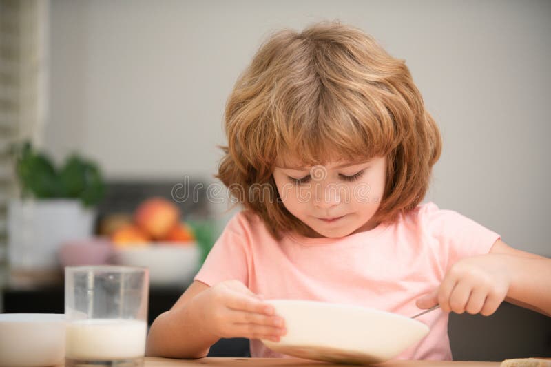 Jogar Xadrez Infantil. Xadrez Para Crianças Inteligentes. Criança Gênio  Aluno Inteligente Jogando Jogo De Tabuleiro Lógico. Rapaz Imagem de Stock -  Imagem de gênio, passatempo: 273189041