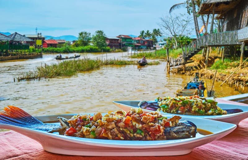Jantar no lago Inle, Myanmar foto de stock royalty free Jantar no lago Inle, Myanmar foto de stock royalty free