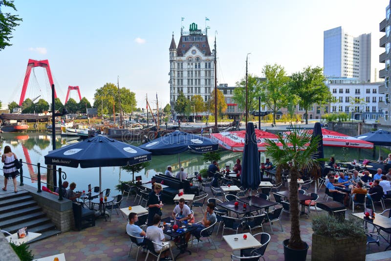 Jantares que apreciam alfresco jantar com uma vista do Witte Huis (casa branca) em Wijnhaven fotografia de stock Jantares que apreciam alfresco jantar com uma vista do Witte Huis (casa branca) em Wijnhaven fotografia de stock