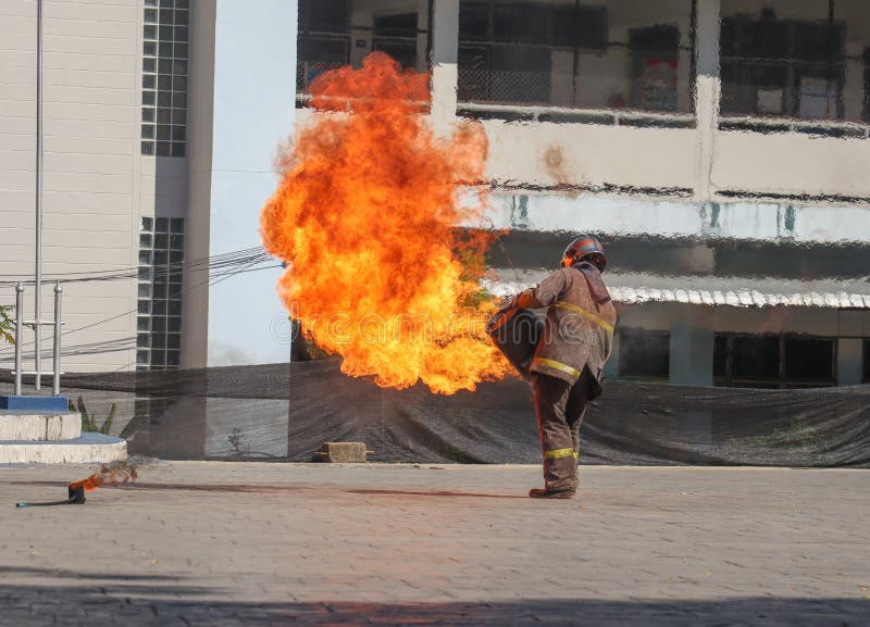 1. Januar 2022 chiang rai thailand : Feuerwehrleute bilden Studenten zur Prävention aus. Gasleck stockfotos