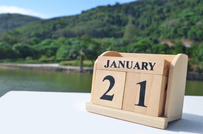 21 21. Januar Datumsentwurf mit Zahlwürfel auf weißem Tischdeckeentwurf im natürlichen Konzept.