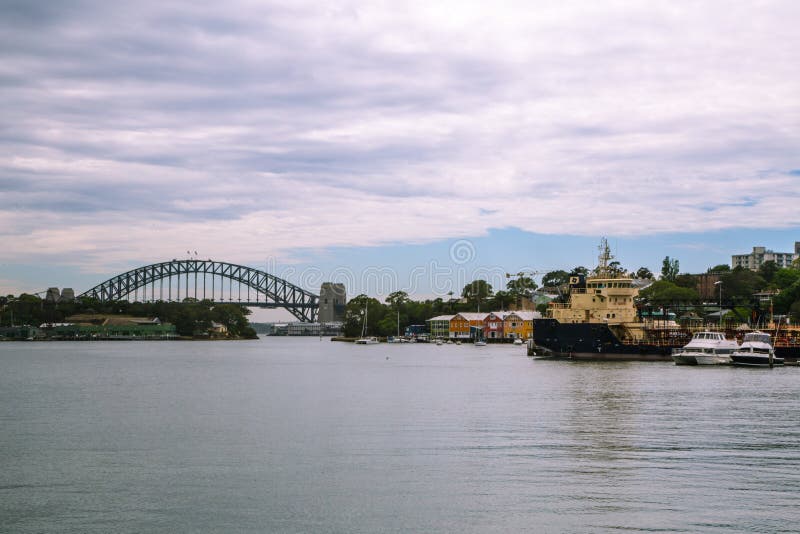 10. Januar 2017 Sydney, Australien: Ansicht der Hafen-Brücke a lizenzfreie stockbilder 10. Januar 2017 Sydney, Australien: Ansicht der Hafen-Brücke a lizenzfreie stockbilder