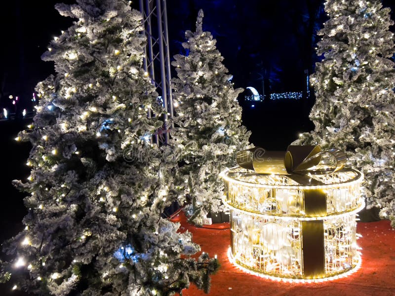 Januar 2022 : verschiedene Inszenierung von bunten blinkenden Lichtern im Millionen Lichterpark in Zabrze lizenzfreie stockfotografie