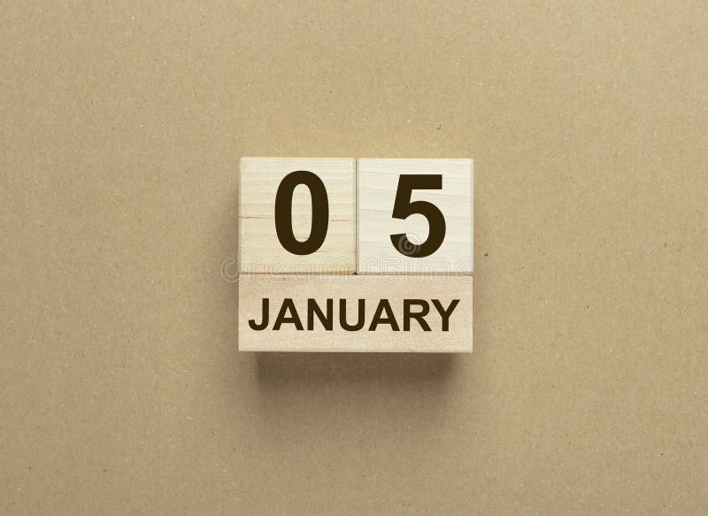 5 5. Januar Zeitpunkt am Holzklotzkalender auf Kraftpapierhintergrund stockfotografie