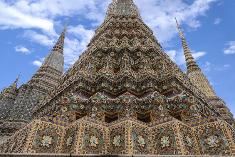2 Januari 2019 BANGKOK THAILAND: Sluit omhoog van ingewikkelde stupa in Wat Pho-tempel, Grote pagode in Wat Phra Chettuphon Wimon stock foto 2 Januari 2019 BANGKOK THAILAND: Sluit omhoog van ingewikkelde stupa in Wat Pho-tempel, Grote pagode in Wat Phra Chettuphon Wimon stock foto