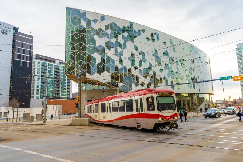 Januari 11 2019, drev för Calgary, Alberta - Calgary transport LRT genom att använda tunnelen under det nya Calgary offentliga bi royaltyfria bilder Januari 11 2019, drev för Calgary, Alberta - Calgary transport LRT genom att använda tunnelen under det nya Calgary offentliga bi royaltyfria bilder