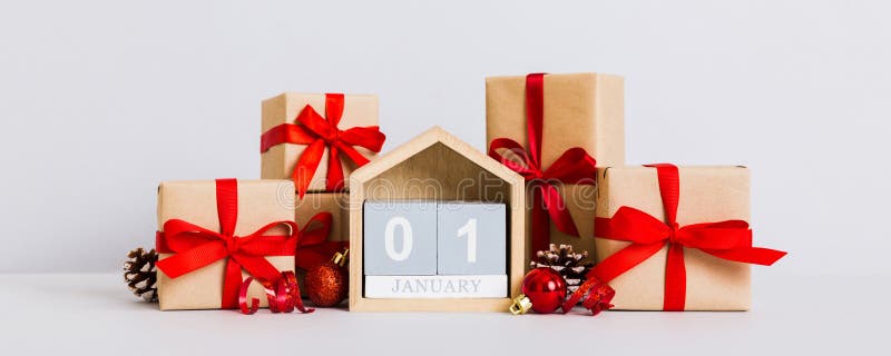 1 januari. julklapp på färgad bakgrund med en träkalender med en leksaksbauble-kopieringsutrymme fotografering för bildbyråer