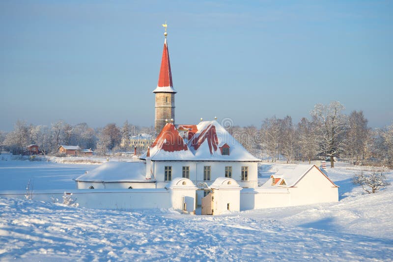Januari kall dag på priorsklosterslotten Gatchina fotografering för bildbyråer Januari kall dag på priorsklosterslotten Gatchina fotografering för bildbyråer