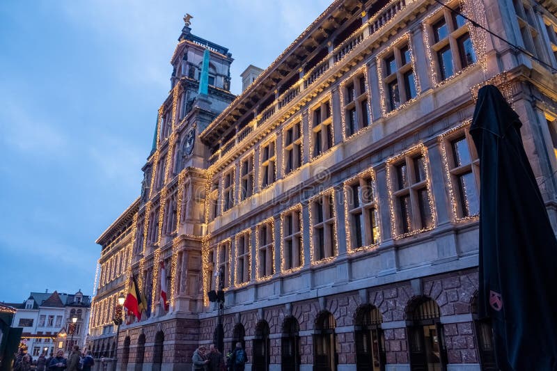 5 janvier 2023 anvers belgium scène de nuit de l'hôtel de ville d'anvers dans le marché de la grote ou la place principale belgiqu images stock
