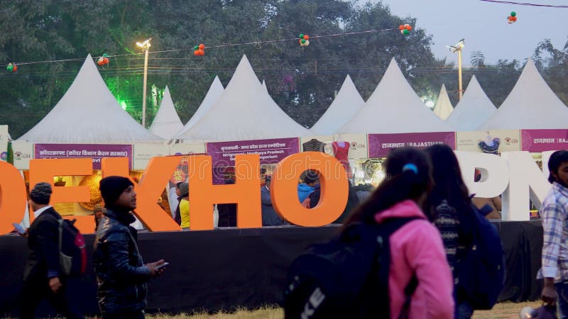 30 janvier 2024at bharat parv un panneau lisez dekho apna deshon the grounds. banque de vidéos
