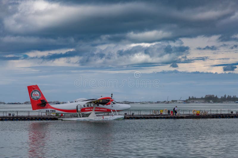 04 janvier 2017 - Mâle, Maldives : Hydravion par temps ensoleillé de attente d'aéroport à décoller photo stock 04 janvier 2017 - Mâle, Maldives : Hydravion par temps ensoleillé de attente d'aéroport à décoller photo stock