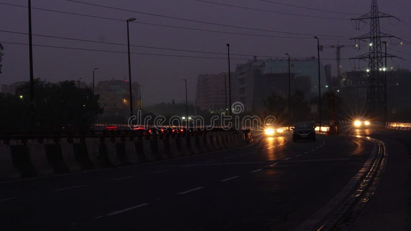 8 janvier 2024timelapse de véhicules naviguant aux heures de l'aube à delhi india banque de vidéos