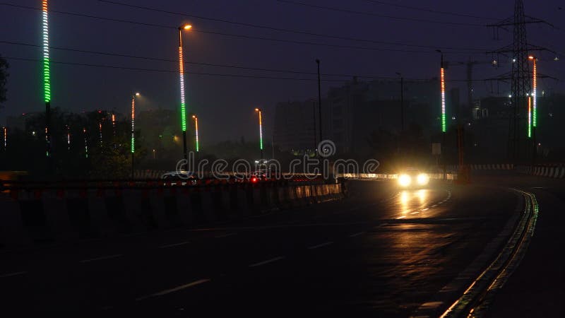 8 janvier 2024véhicules circulant sur la route tôt le matin à delhi inde banque de vidéos
