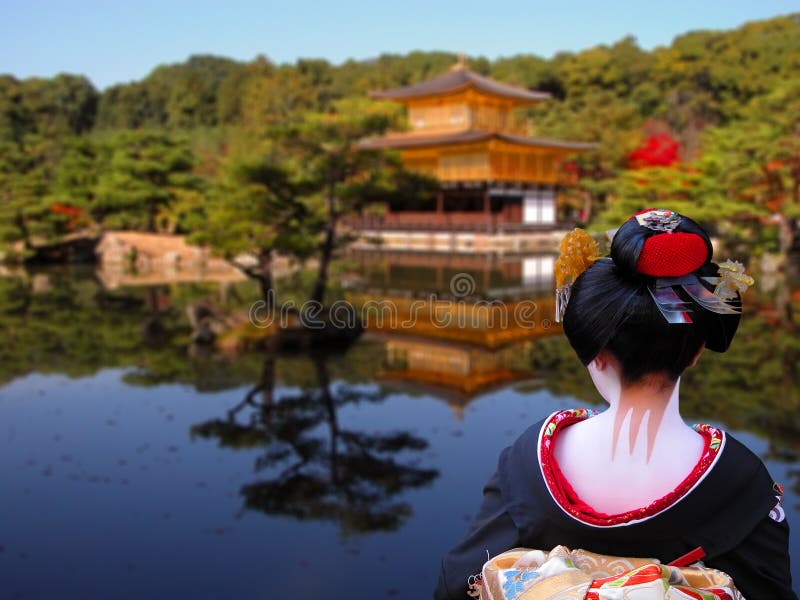 Geisha pri pohľade do Zlatého Chrámu v Kjóte, Japonsko.