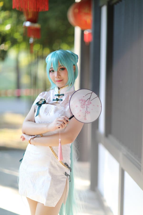 Japan anime cosplay portrait of a girl with chinese dress costume in  chinese garden foto de Stock