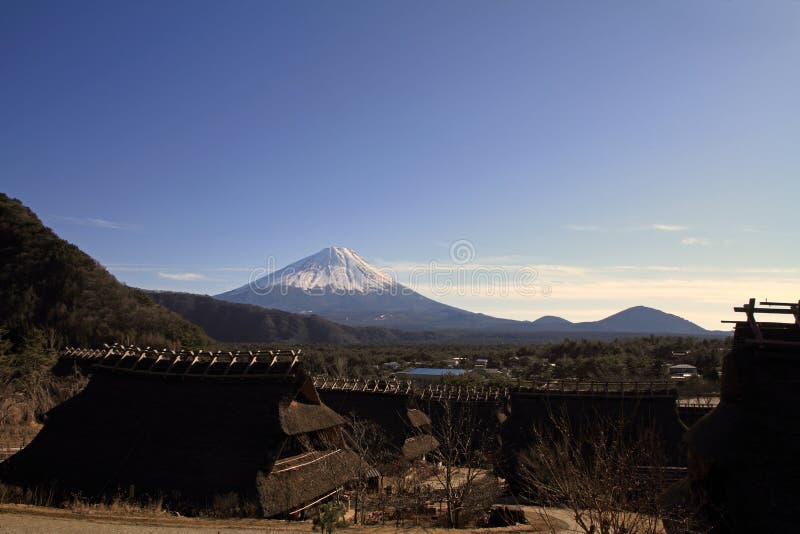 Japan halmtäckt takhus och Mt fuji