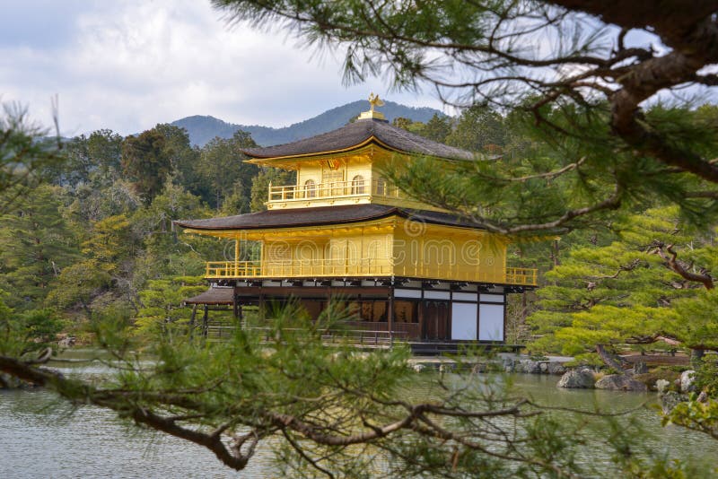 Japan loppKinkakuji guld- paviljong April 2018 arkivbild Japan loppKinkakuji guld- paviljong April 2018 arkivbild