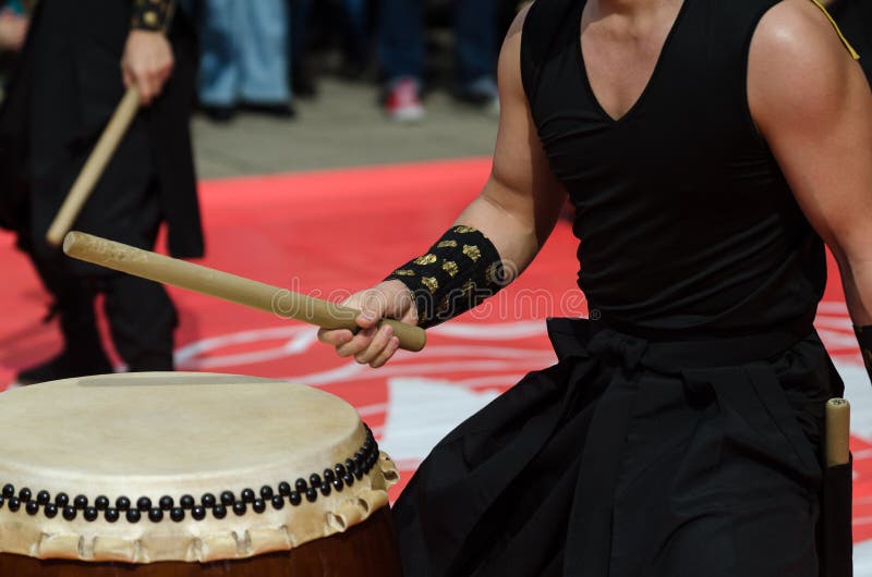 Japanese artist playing on traditional taiko drums