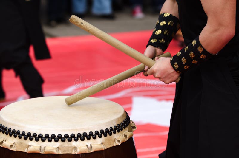 Japanese artist playing on traditional taiko drums