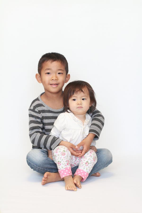 Младший брат японки. Старший брат японец. Брат с сестрой сидят на горшке.
