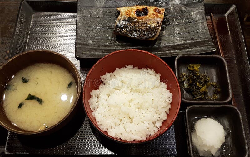 Japonec grilovaný ostrieľaný makrela obed alebo jedlo grilovaný, v misa, morská riasa v misa kvaka nakladané vegetarián strana riadu.