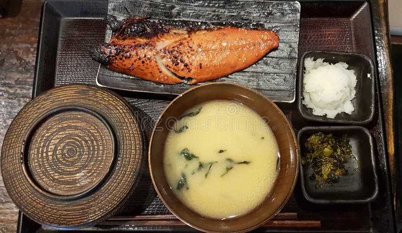 Japonec grilovaný ostrieľaný obed alebo jedlo grilovaný, v misa, morská riasa v misa kvaka nakladané vegetarián strana riadu.