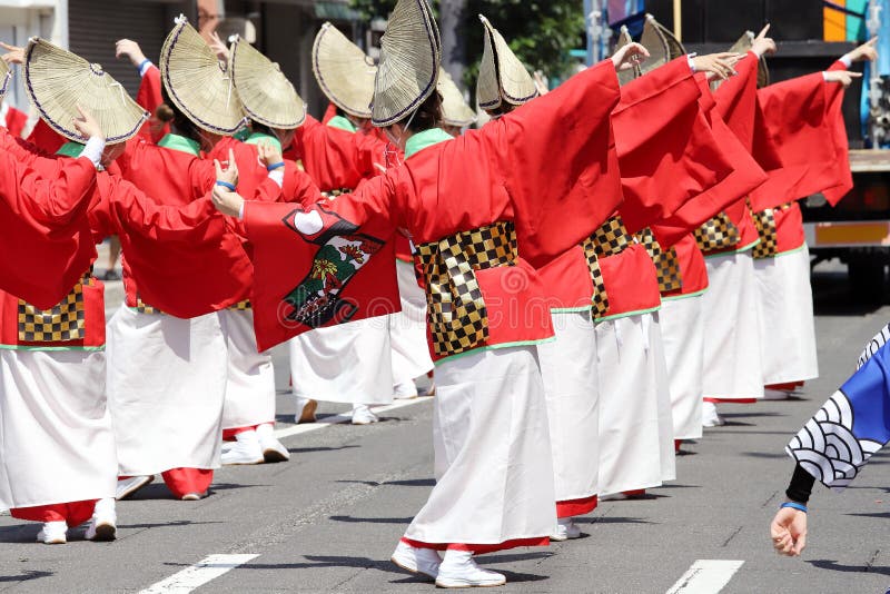 Japanische Ausführende, die in das berühmte Awaodori-Festival tanzen stockbilder Japanische Ausführende, die in das berühmte Awaodori-Festival tanzen stockbilder