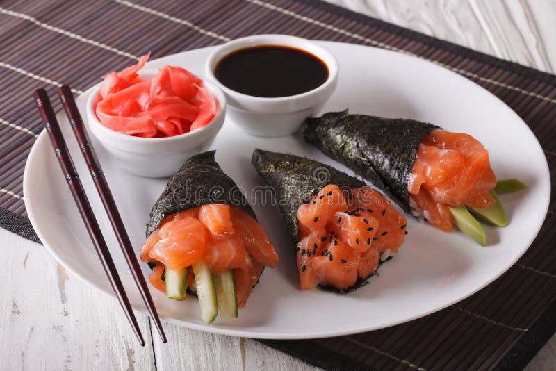 Japanische Lachs-temaki Sushi, Ingwer und Soßennahaufnahme horizont lizenzfreies stockbild Japanische Lachs-temaki Sushi, Ingwer und Soßennahaufnahme horizont lizenzfreies stockbild