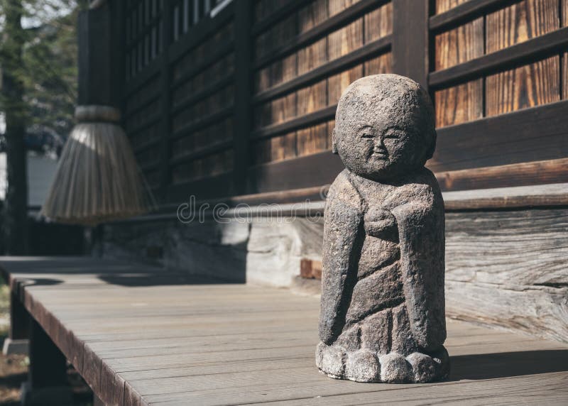 Japanische Steinpuppe Garten-Dekorationstrachtenmode lizenzfreie stockfotos Japanische Steinpuppe Garten-Dekorationstrachtenmode lizenzfreie stockfotos