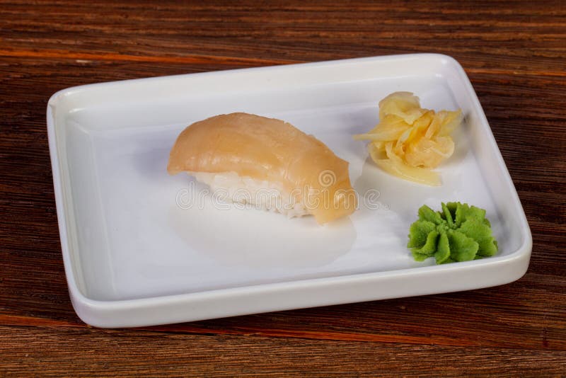 Japanische Sushi mit Kamm-Muscheln lizenzfreie stockfotos Japanische Sushi mit Kamm-Muscheln lizenzfreie stockfotos