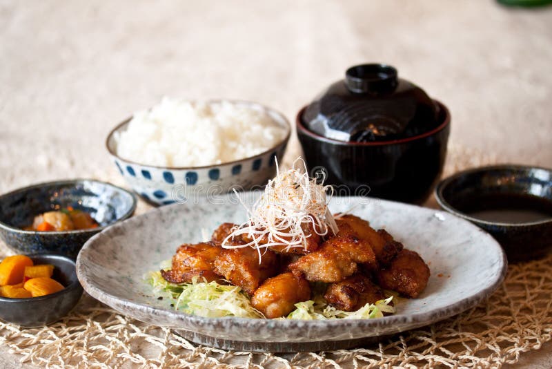 Japanische Teller - frittierte gesetzte Mahlzeit des Huhns stockfotos Japanische Teller - frittierte gesetzte Mahlzeit des Huhns stockfotos