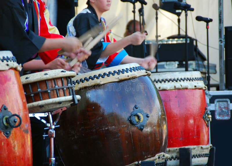 Japanische Trommeln (Taiko) lizenzfreie stockfotografie Japanische Trommeln (Taiko) lizenzfreie stockfotografie