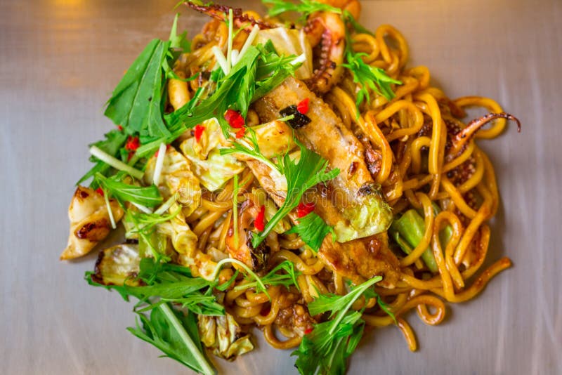 Japanische yakisoba Nudeln mit Meeresfrüchten stockbild Japanische yakisoba Nudeln mit Meeresfrüchten stockbild