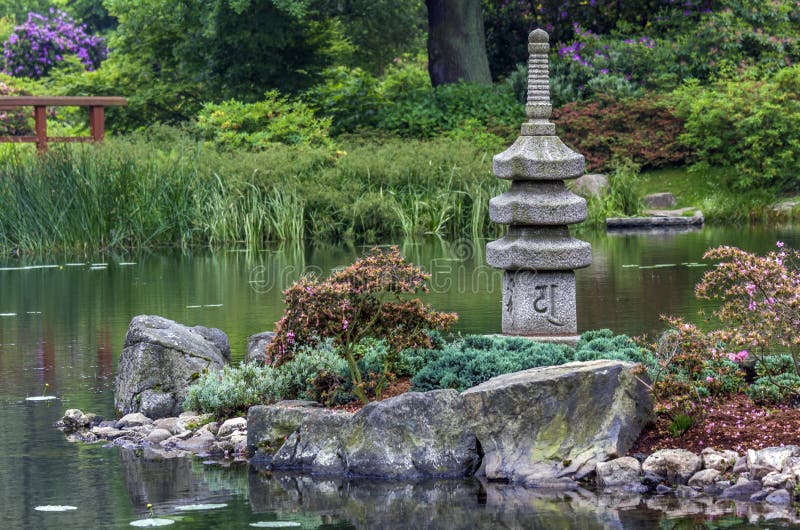 Japanischer Garten Steinturm Und Insel Stockfoto Bild von
