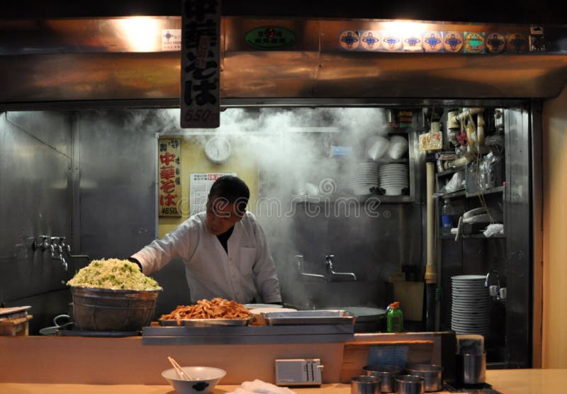 Japanischer Mann, der Ramen auf der Straße kocht stockbilder Japanischer Mann, der Ramen auf der Straße kocht stockbilder