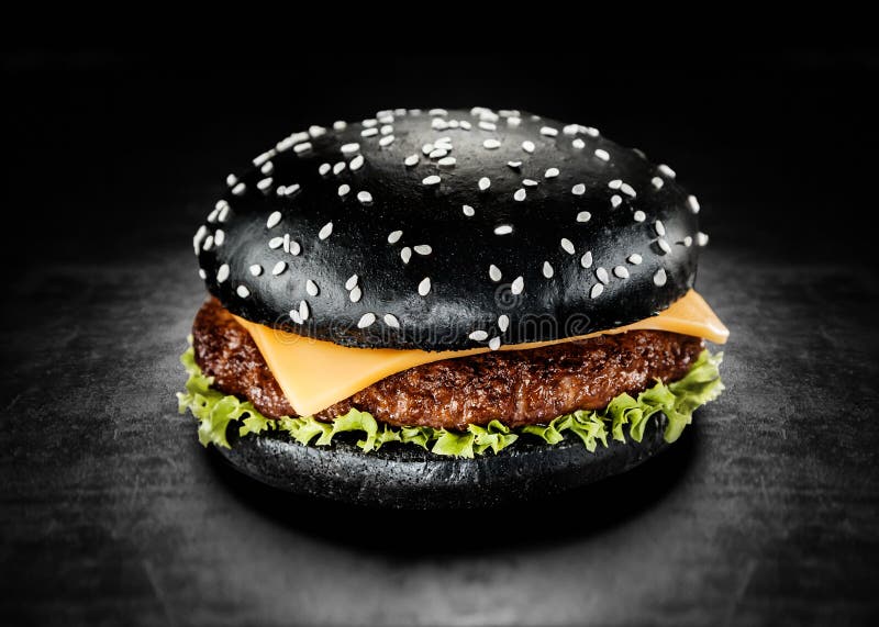 Japanischer schwarzer Burger mit Käse stockbilder Japanischer schwarzer Burger mit Käse stockbilder