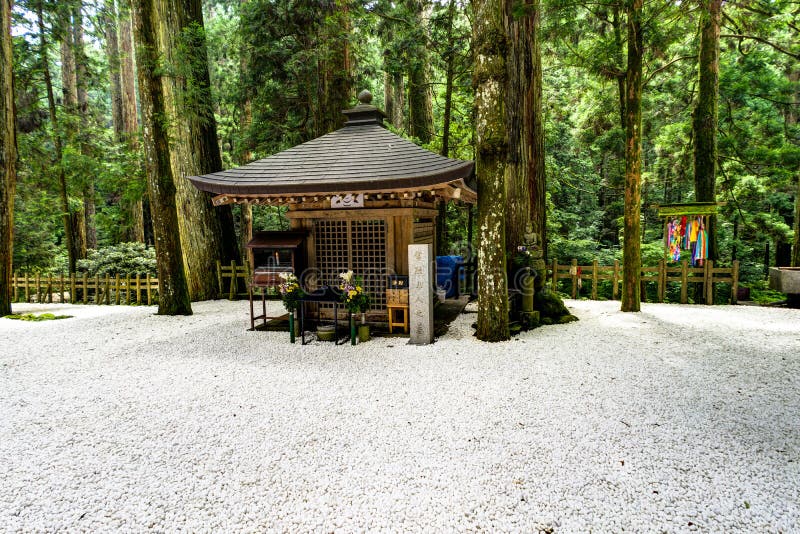 Japanischer traditionelles Gebäude-Tempel-Schrein mit weißem Kies stockbilder Japanischer traditionelles Gebäude-Tempel-Schrein mit weißem Kies stockbilder