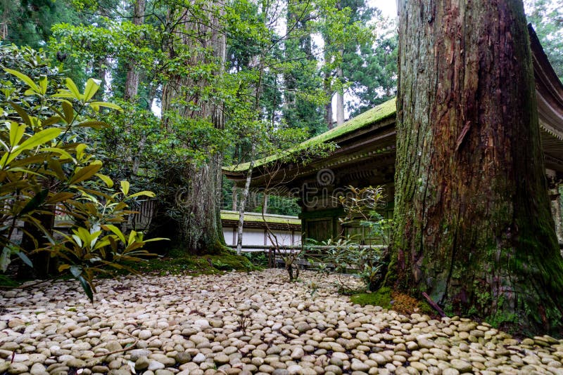 Japanischer traditionelles Gebäude-Tempel-Schrein mit weißem Kies stockbild Japanischer traditionelles Gebäude-Tempel-Schrein mit weißem Kies stockbild