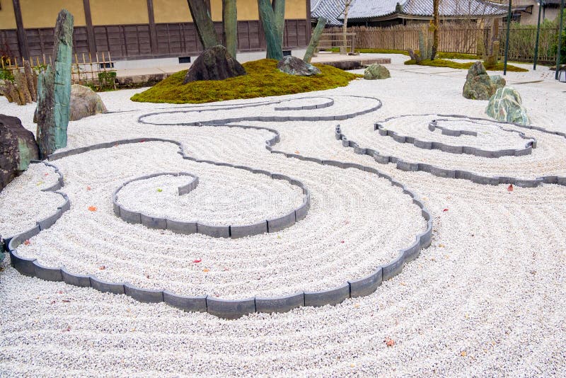 Japanischer ZEN-Gartenzengarten-Meditationsstein in den Linien Sand lizenzfreies stockfoto Japanischer ZEN-Gartenzengarten-Meditationsstein in den Linien Sand lizenzfreies stockfoto