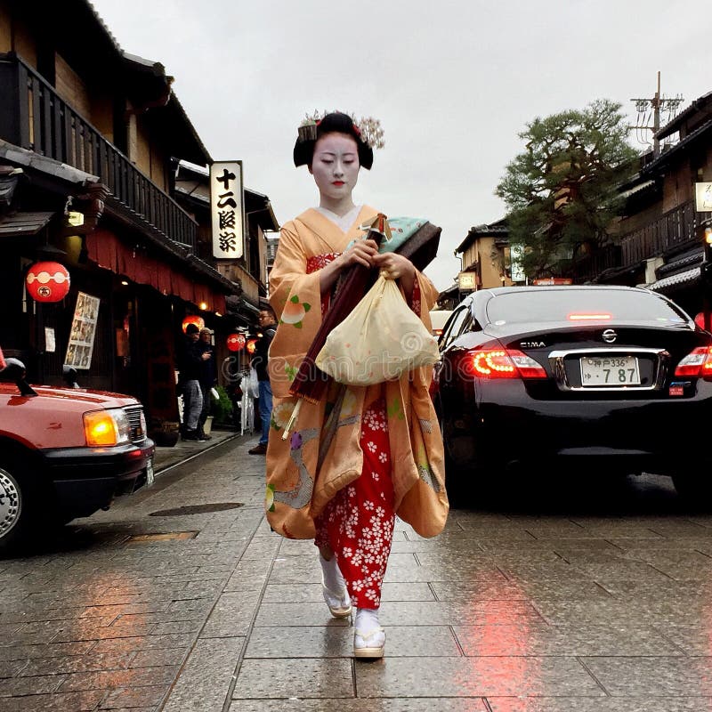 Japanisches maiko, das hinunter die Straße geht stockbild Japanisches maiko, das hinunter die Straße geht stockbild