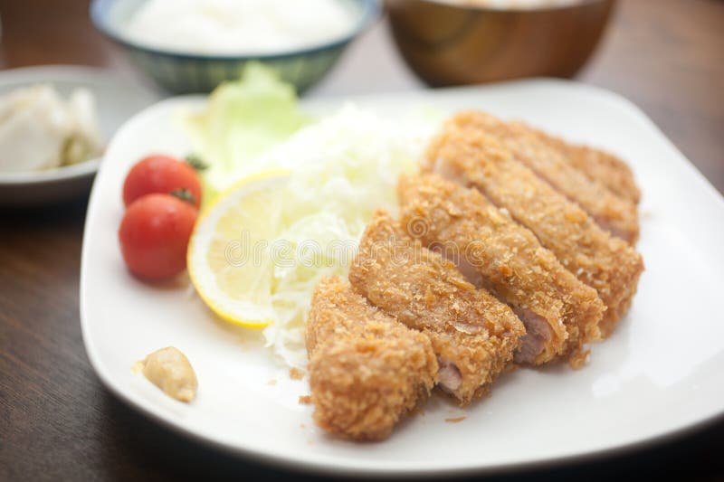 Japanisches Tiefes Kotelett Tonkatsu Stockfoto - Bild von teller, reis ...