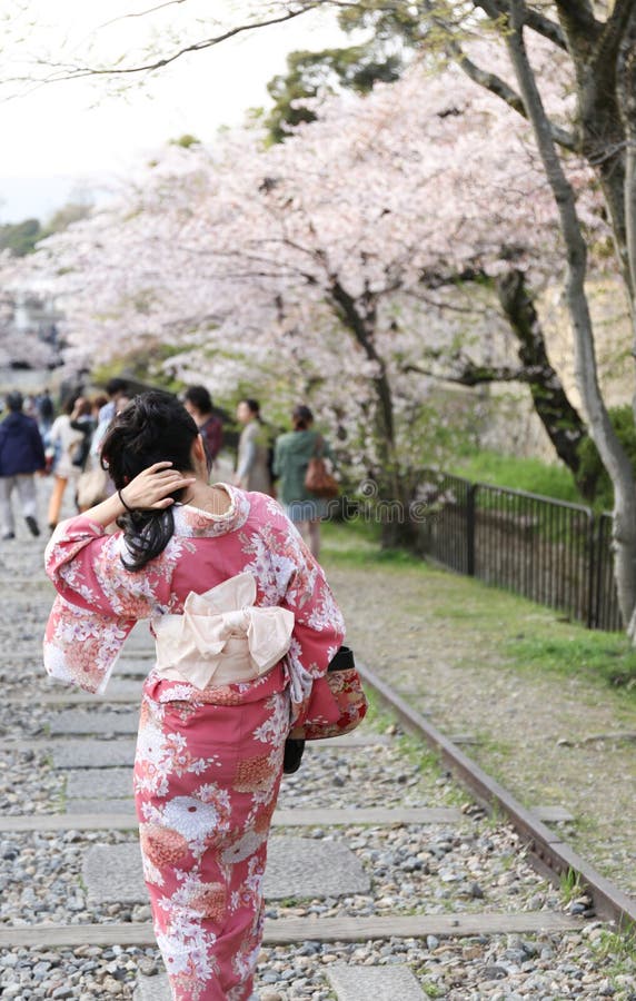 Ga op pad Mentor rib Japans Meisje in Traditionele Kleding Genoemd Kimono Stock Afbeelding - Image of kimono, mooi: 30823911 Ga op pad Mentor rib Japans Meisje in Traditionele Kleding Genoemd Kimono Stock Afbeelding - Image of kimono, mooi: 30823911