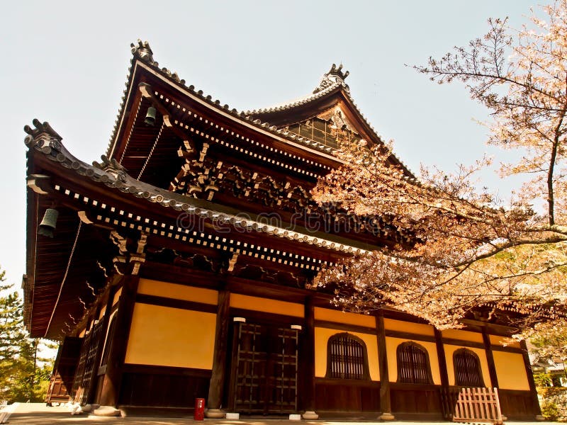 Japans Shinto-heiligdom met kersenbloesem