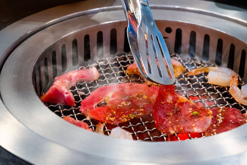 Geurloos Uitschakelen zuurgraad Japanse Barbecue Op Een Warme Kachel Stock Afbeelding - Image of steenkool,  karretje: 215186491