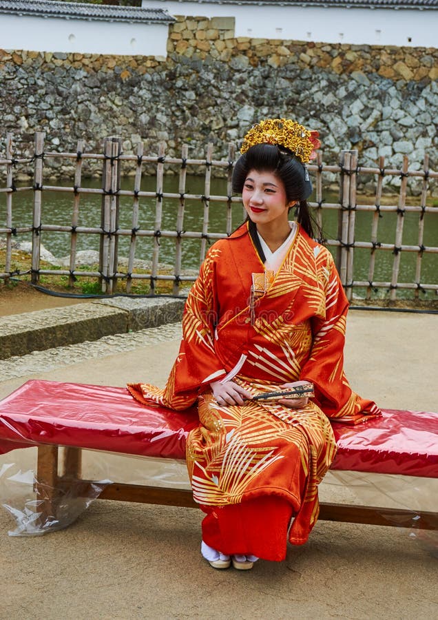 Japanse dame die traditionele kimono in een kasteel van Himeji, 23 November, 2016 in Himeji, Japan dragen stock foto Japanse dame die traditionele kimono in een kasteel van Himeji, 23 November, 2016 in Himeji, Japan dragen stock foto